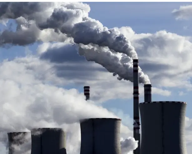 cheminées dégégeant beaucoup de fumées